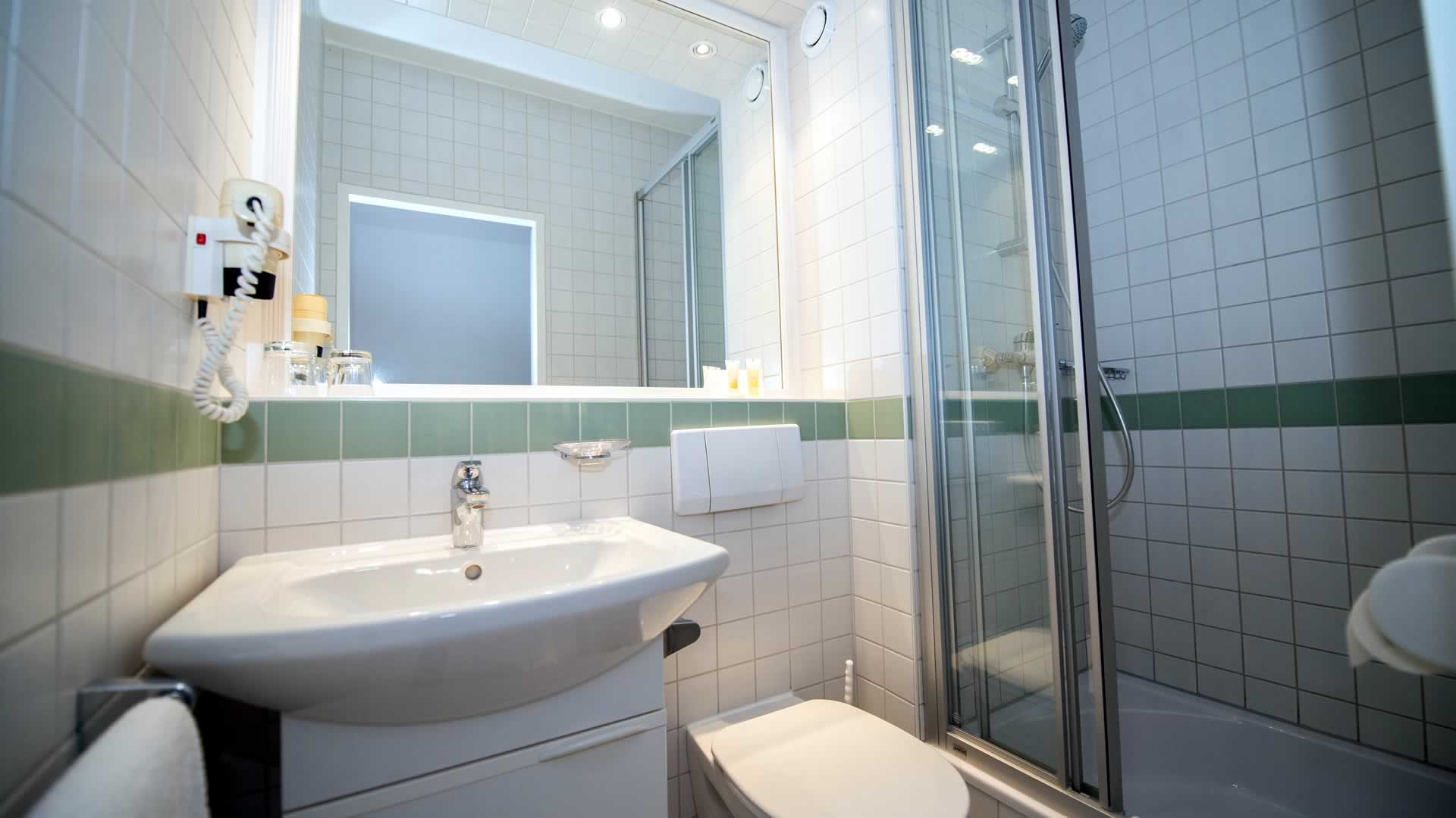 Badezimmer im Einbettzimmer im Parkhotel Styria in Steyr